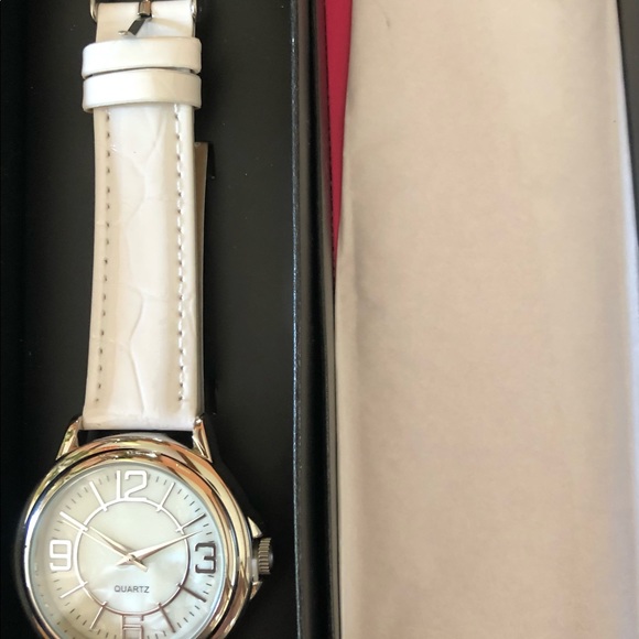 Avon NWT Women’s Watch - Picture 3 of 5